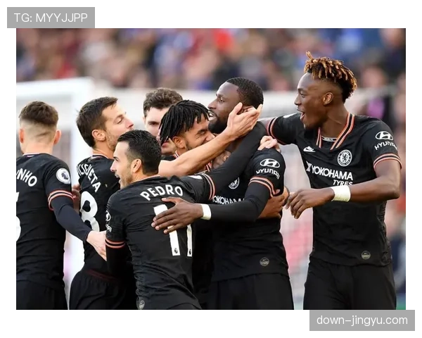 动态:弗赖堡公布首发,重新启用双前锋组合,旨在加强前场压迫与冲击 动态:弗赖堡公布首发,重新启用双前锋组合,旨在加强前场压迫与冲击