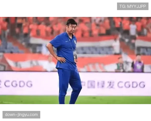 场边冲突！两队助教因一次界外球判罚发生口角，被主裁劝开